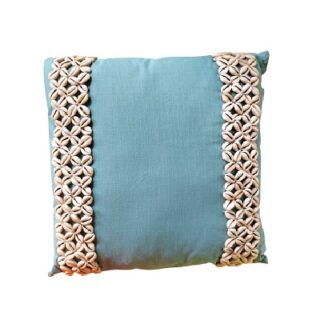 ALMOHADA COLOR CELESTE CON CONCHAS 40 X 40 CM
