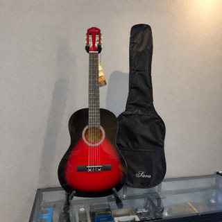 GUITARRA CLASICA SARA, 39", INCLUYE FUNDA Y PUA, COLOR ROJO/NEGRO