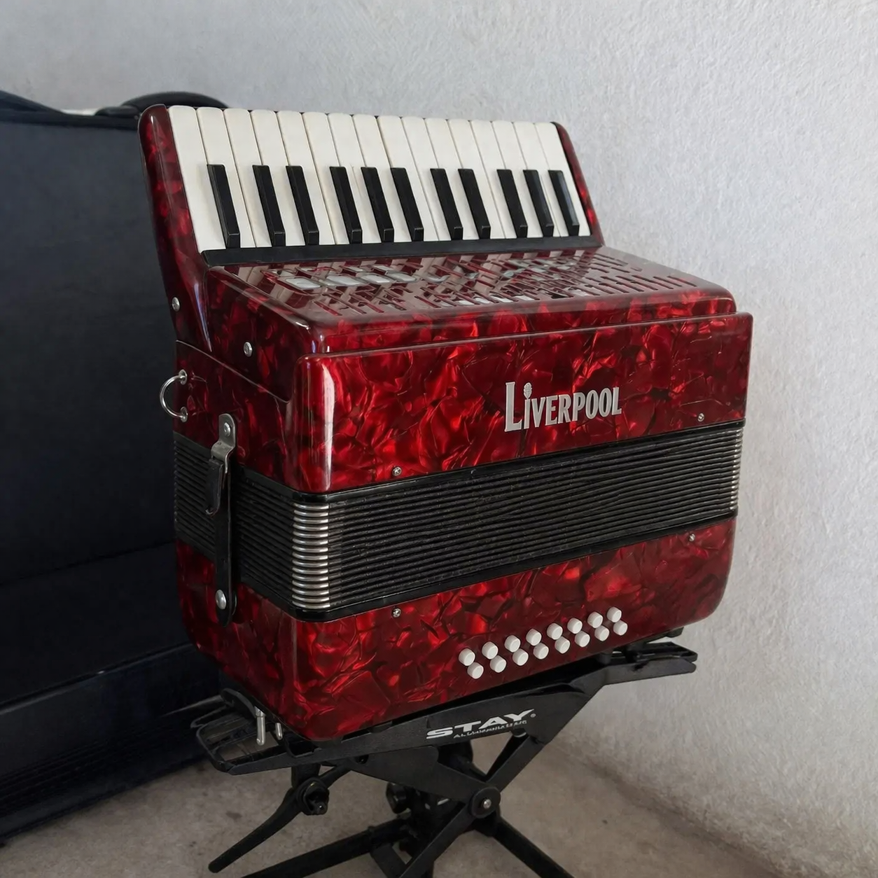Concertina Liverpool 25 Teclas y 16 Bajos Roja con Estuche y Correas Marca Liverpool - Imagen de 3
