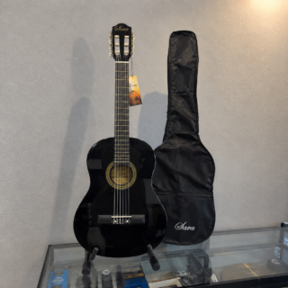 GUITARRA CLASICA SARA, 39″, INCLUYE FUNDA Y PUA, COLOR NEGRO