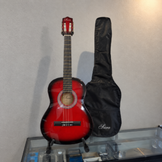 GUITARRA CLASICA SARA, 39″, INCLUYE FUNDA Y PUA, COLOR ROJO ORILLAS NEGRAS